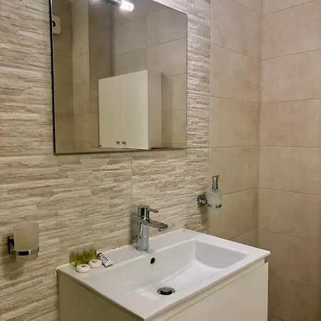 Downтown - Free Parking Warna